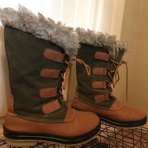 Lace-Up Boots w/ Faux Fur Women’s size 6